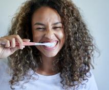 Cuál es la forma correcta de cepillar los dientes
