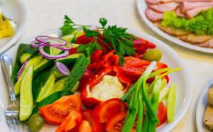 ¿Sabías que comer un amplio colorido de frutas y vegetales ayuda a tu salud?