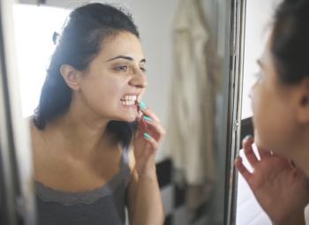 Qué alimentos evitar para tener dientes más blancos