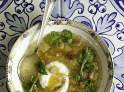 Sopa de ajo y cilantro con huevos escalfados y crutones (Açorda Alentejana)