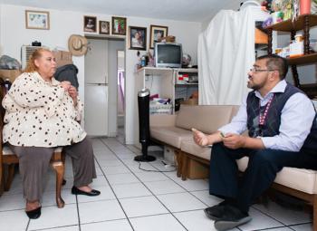 En Los Ángeles, trabajadores de salud comunitarios son parte del equipo médico