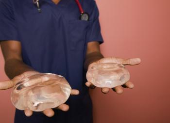 Estudio dice que hay riesgos al usar implantes mamarios, pero la FDA no está de acuerdo