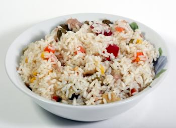 Ensalada de arroz, pimientos  y atún