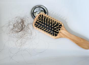 En las mujeres, la pérdida de cabello puede significar enfermedad