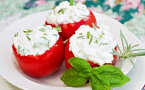 Tomates rellenos de queso cottage