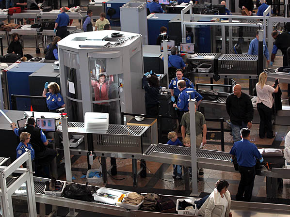 Viajeros al desnudo en los aeropuertos  - 1,000 escáneres para el 2011