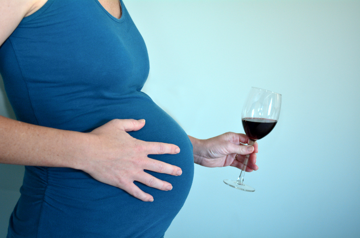 Daños y beneficios del alcohol - Contra: Afecta el desarrollo cerebral