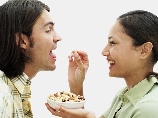  10 comidas que debes evitar en una cita - 5.	Cereales y nueces