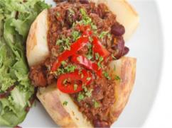 Papas rellenas con carne en salsa de tomate