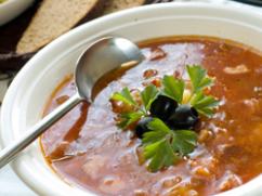 Caldo con carne de res