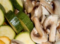 Calabacín (zucchini) y hongos marinados