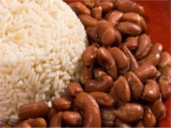 Frijoles colorados con arroz