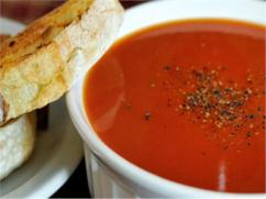Sopa de tomate con pan integral