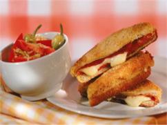 Sándwich de prosciutto , mozzarella y tomate