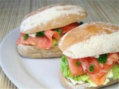 Sándwich de salmón con salsa de frutas
