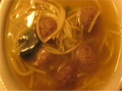 Sopa de albóndigas y pasta