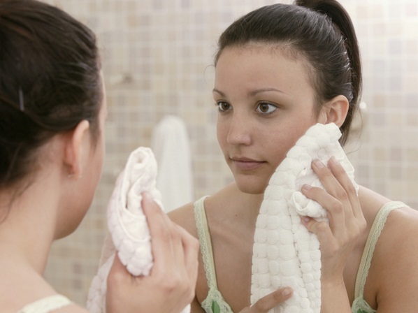 Los 10 mitos sobre el acné - MIto#8: Frotar la cara reduce el acné