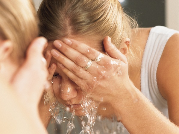 Los 10 mitos sobre el acné - Mito #6: Lavarse la cara con frecuencia reduce el acné