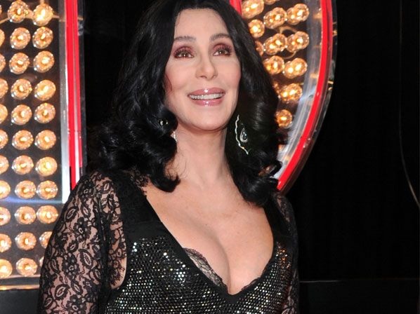 10 famosas que siguen apostando a los implantes de seno - Cher envejece con dignidad