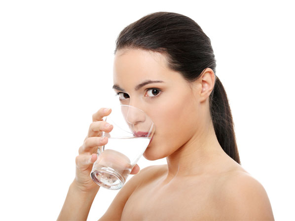 10 consejos saludables para lucir como Sebastian Rulli - Los beneficios de tomar agua