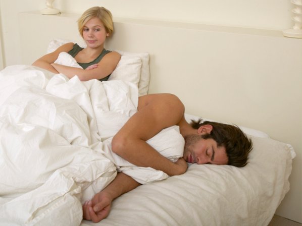 10 errores que las mujeres cometen en la cama - Error 10. Reñirle si se duerme luego del sexo