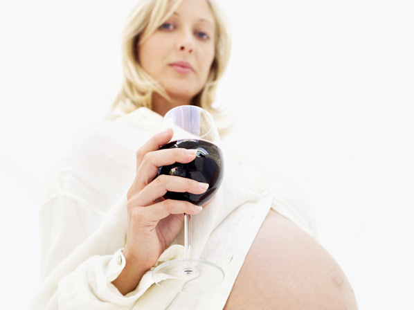 Famosos con problemas de alcoholismo - Alcohol + embarazo = peligros para el bebé
