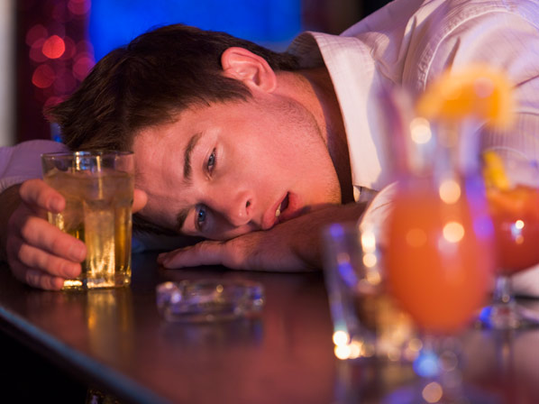 Famosos con problemas de alcoholismo - ¿Cuáles son los síntomas del alcoholismo?