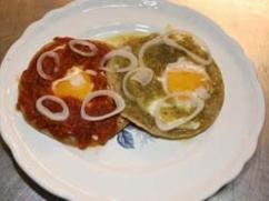 Huevos divorciados con tortillas