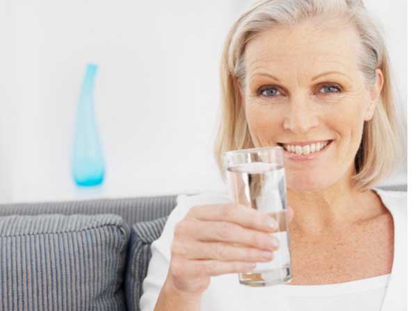10 razones para tomar agua - 9. Mantiene el cuerpo lubricado