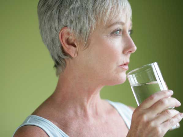 10 razones para tomar agua - 3. Previene enfermedades