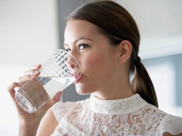 10 razones para tomar agua - 5. Te ayuda a tener menos hambre