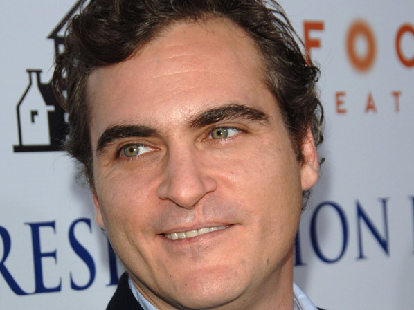 Las exóticas "imperfecciones" de los famosos - La cicatriz de Joaquin Phoenix