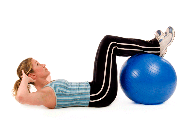 Los 6 mejores ejercicios abdominales para tener un vientre plano - 5. Crunch con pelota suiza