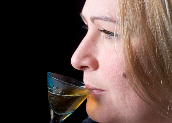 Las adicciones más extrañas - Una mujer bebe su orina 