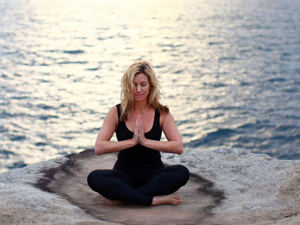 10 secretos de belleza de las “Mamacitas” del espectáculo - El equilibrio espiritual del yoga mejora la salud
