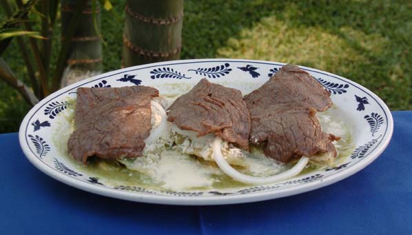 20 recetas mexicanas para bajar de peso - Cecina sobre enchiladas verdes