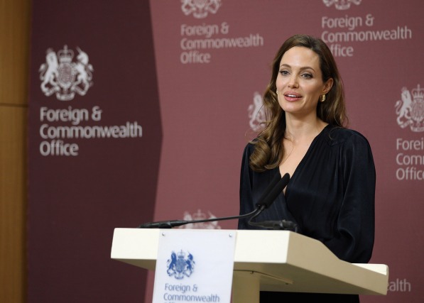 Abuso sexual: un flagelo para desterrar - Angelina Jolie cuenta el abuso en Bosnia
