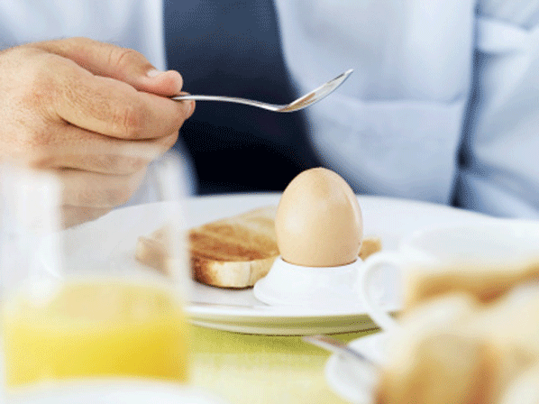Los 15 trucos más creativos para comer menos y bajar de peso - 15. Incluye huevos en tu desayuno
