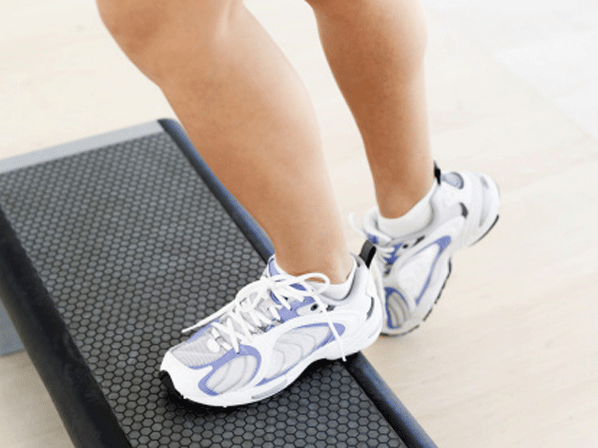 10 ejercicios para tener unas piernas súper sexis - 8. Elevaciones de talón, de pie