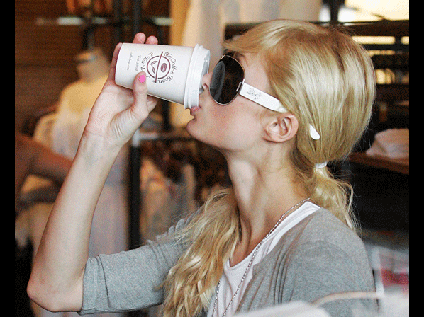 Famosos que no pueden vivir sin su café - 11. Paris Hilton conoce sus secretos 