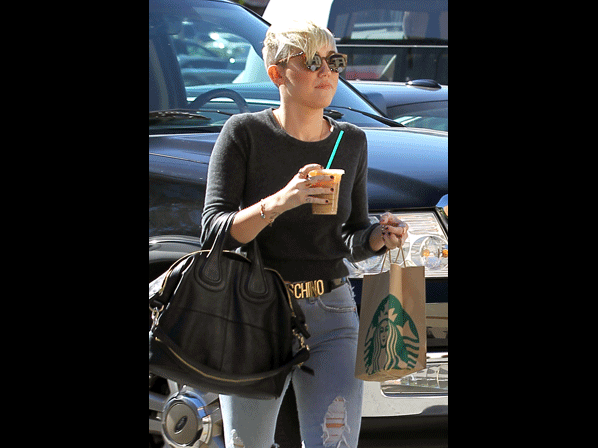 Famosos que no pueden vivir sin su café - 1. Miley está feliz con su café helado