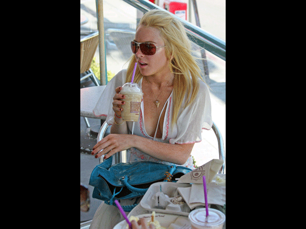 Famosos que no pueden vivir sin su café - 7. Lindsay Lohan adora el frappuccino