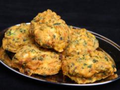 Pakoras de papas, zanahorias y cilantro 