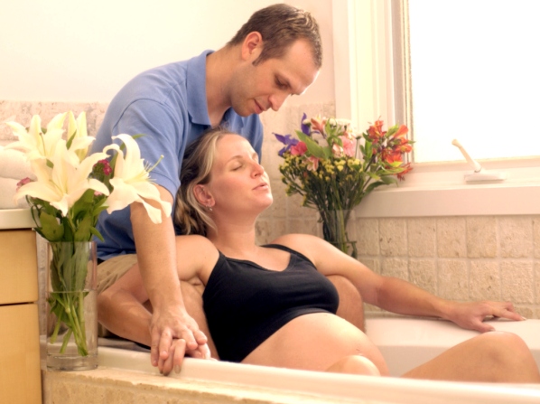 Ayudó a su mujer a dar a luz...en un baño - Fuera del sistema