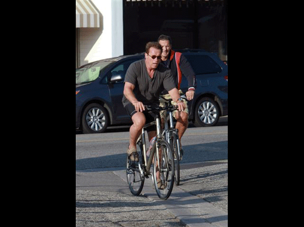 Estos famosos van a todas partes en bicicleta - Arnold Schwarzenegger es adicto