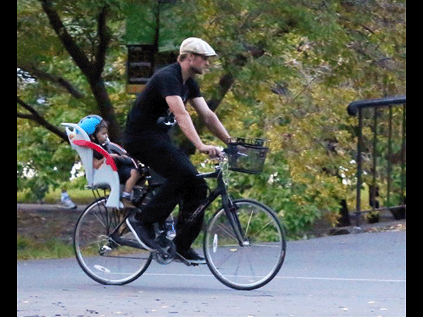 Estos famosos van a todas partes en bicicleta - Tom Brady, bien acompañado