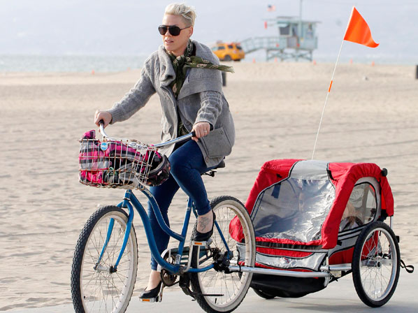 Estos famosos van a todas partes en bicicleta - Pink pedalea por dos