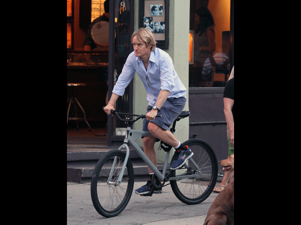 Estos famosos van a todas partes en bicicleta - Owen Wilson, mediodía en ¿París?
