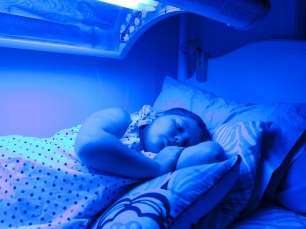 Una niña duerme en una cama solar para sobrevivir - ¿Por qué la luz?