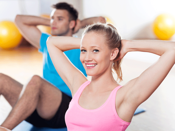 10 ejercicios divertidos para bajar de peso en pareja - 7. Torneo de abdominales, estocadas o flexiones